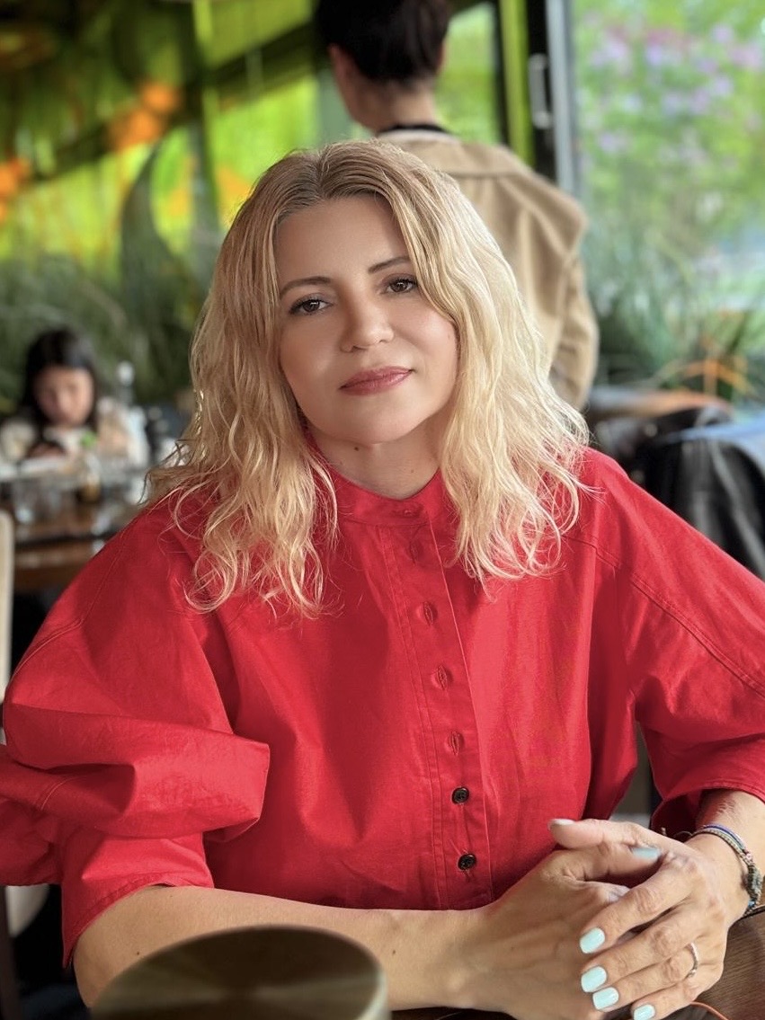 Loredana Roman, psihoterapeut, în cabinetul din București