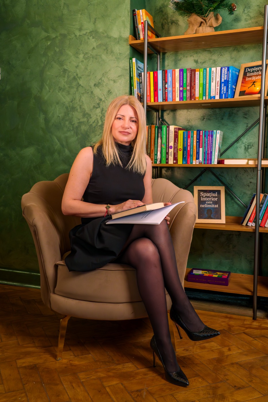 Loredana Roman, psihoterapeut, în cabinetul din București