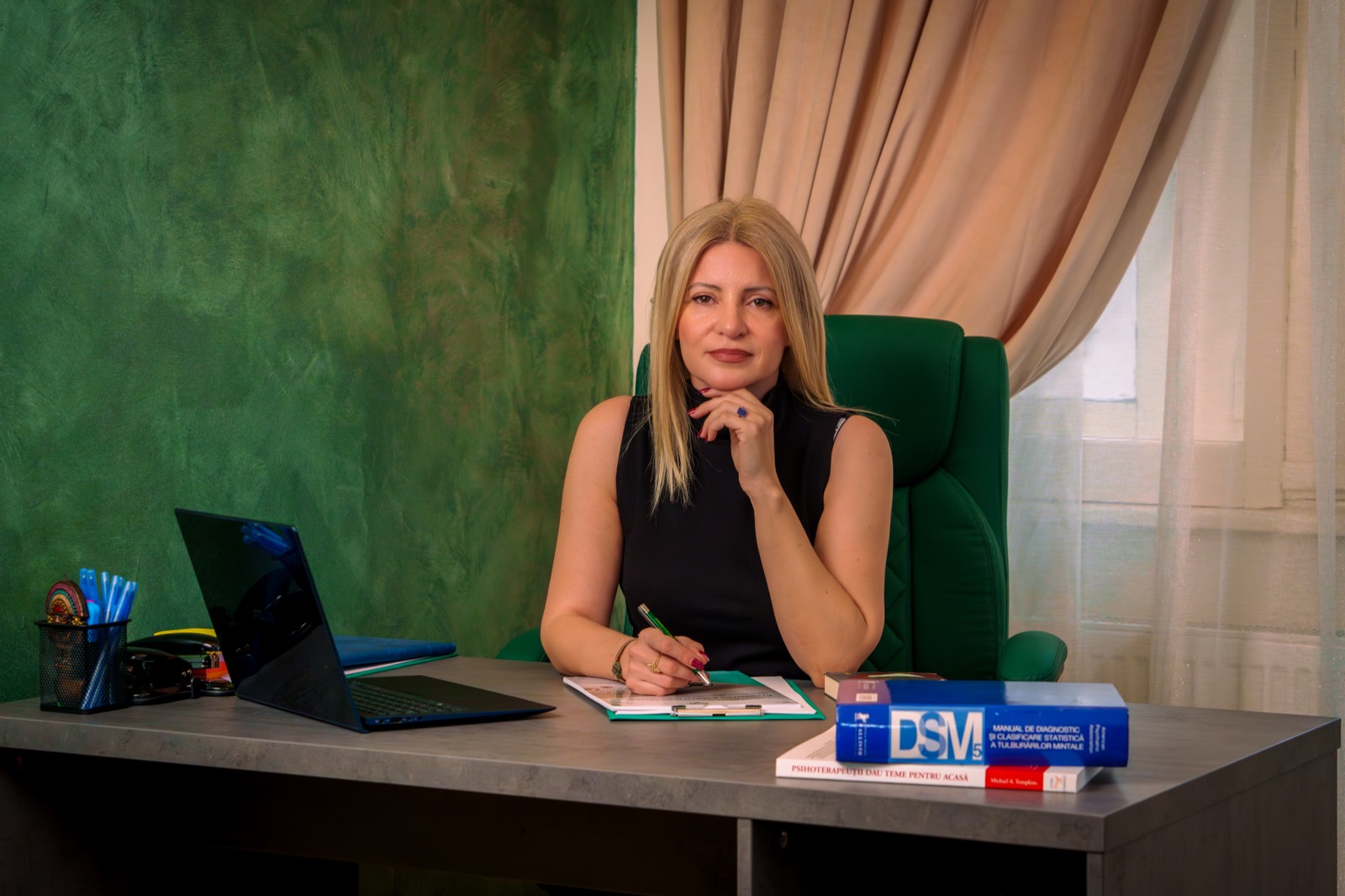 Loredana Roman la birou, în cabinetul din București